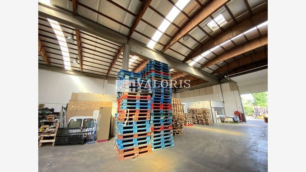 Location local d'activité 2570m² à Saint-Priest