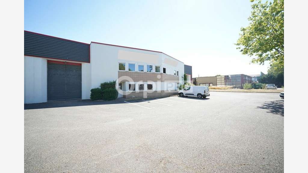 Local d'activité de 370m² à louer à Saint Priest