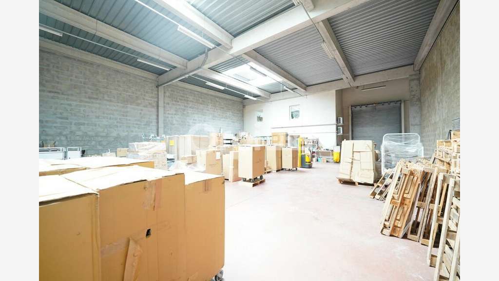 Local d'activité de 370m² à louer à Saint Priest