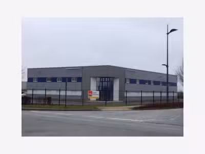 À louer / À vendre – locaux industriels non div
