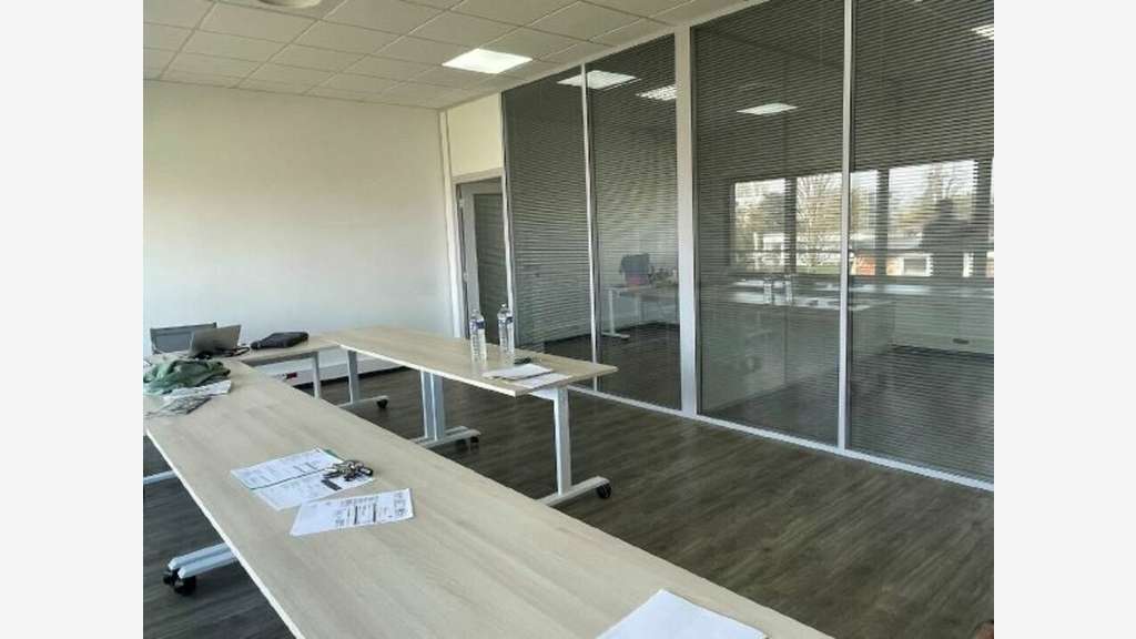 Loue local activités 341m² à St-Quentin-Fallavier