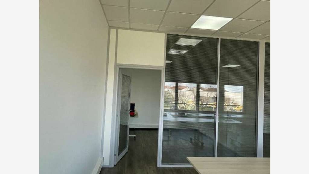Loue local activités 341m² à St-Quentin-Fallavier
