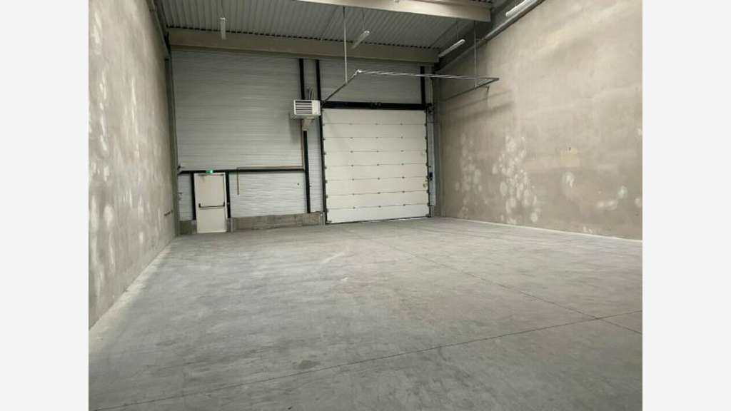 Loue local activités 341m² à St-Quentin-Fallavier