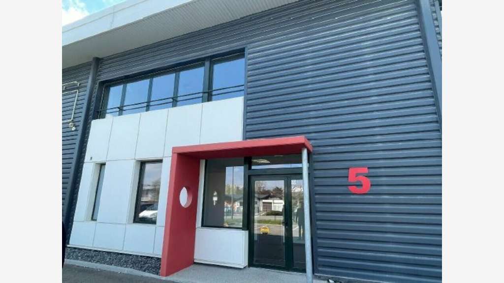Loue local activités 341m² à St-Quentin-Fallavier