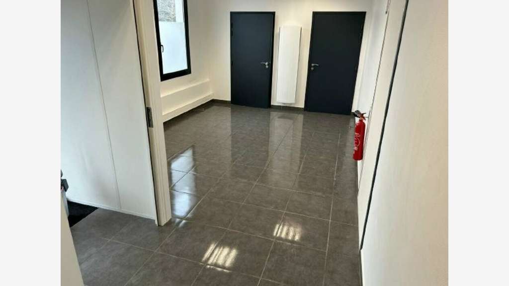 Loue local activités 341m² à St-Quentin-Fallavier