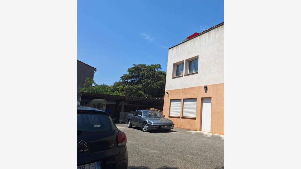 À louer 2 entrepôts avec bureau à Saint-Raphaël