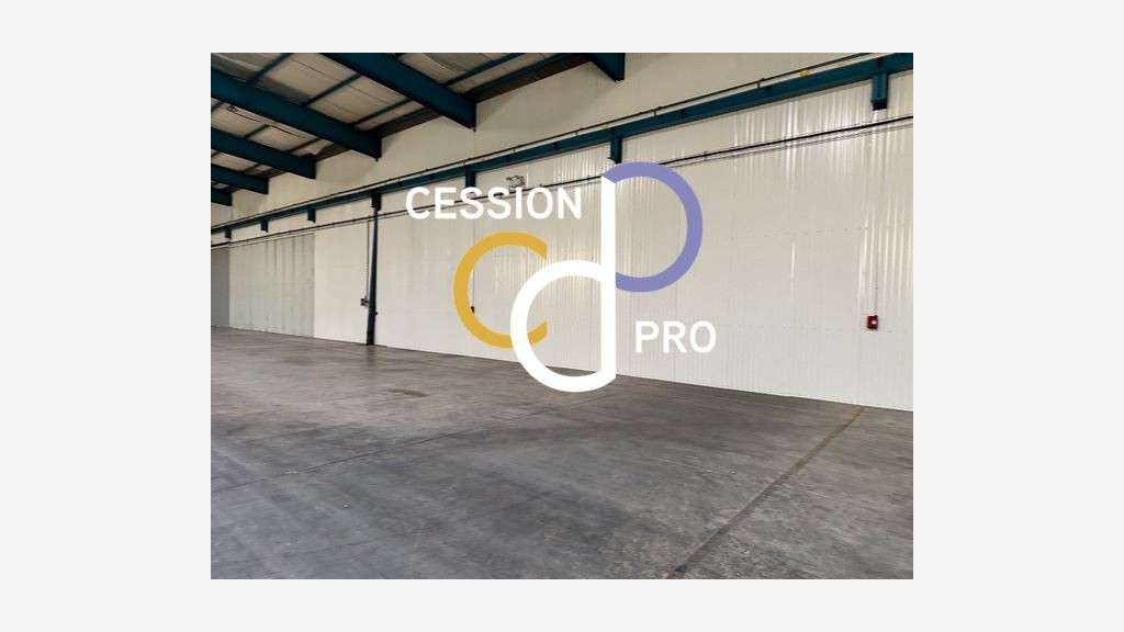 Location hangar 1700m² en za Saint Rémy de Pce