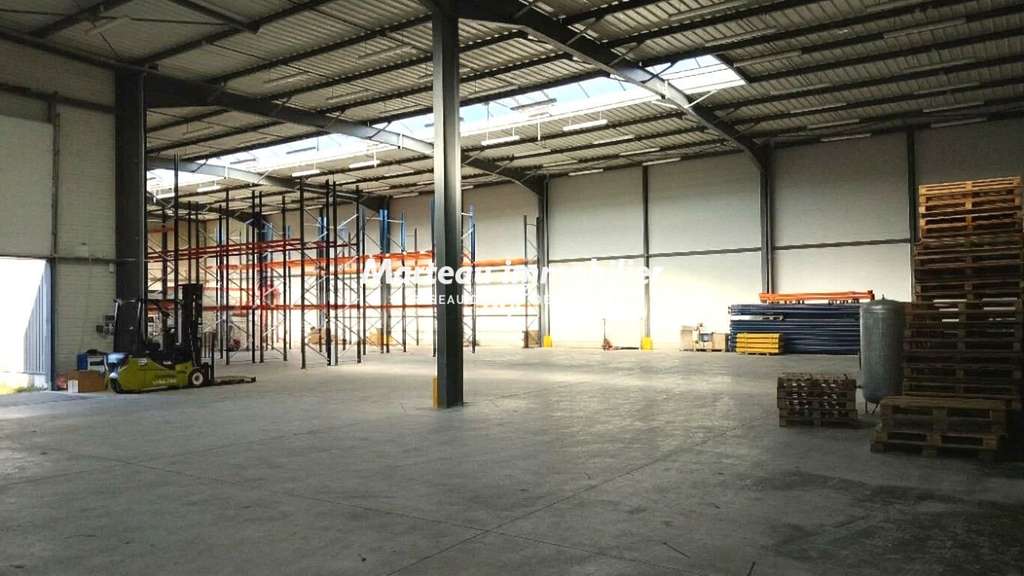 A louer bâtiment d'activité 1220m² à St Saturnin