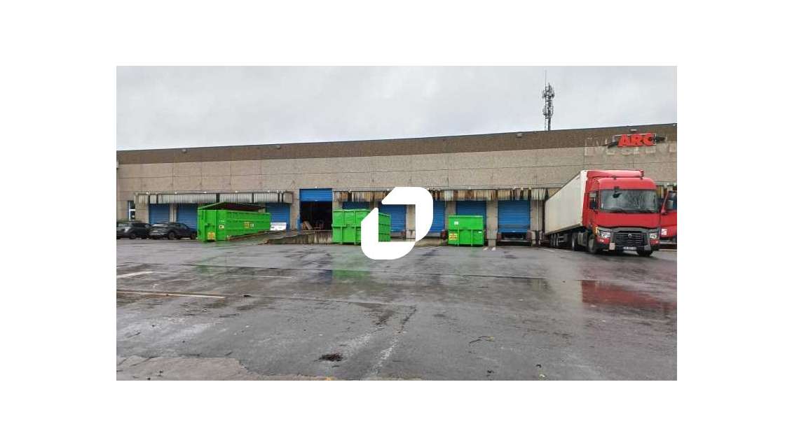 Dans une belle zone industrielle en IDF EST à prox