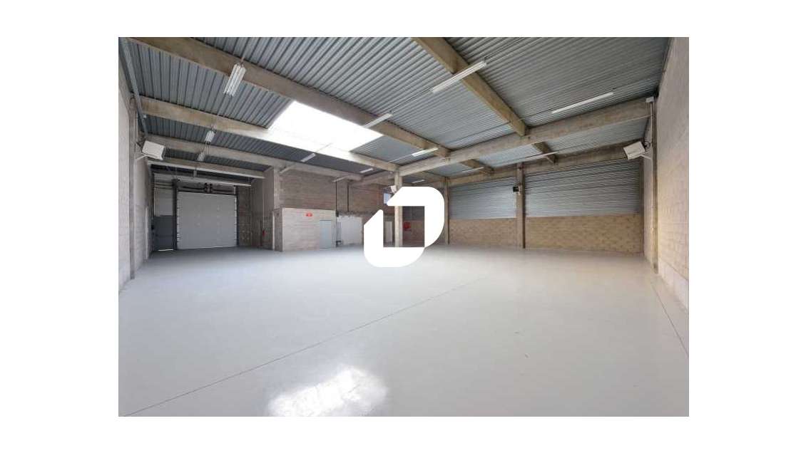 A proximité immédiate de la Francilienne, dans un