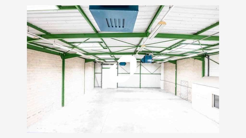 Situés dans un parc d'entreprises clos et sécurisé