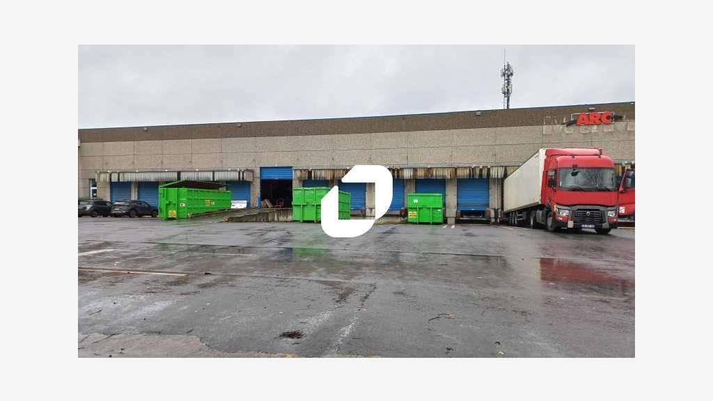 Dans une belle zone industrielle en IDF EST à prox