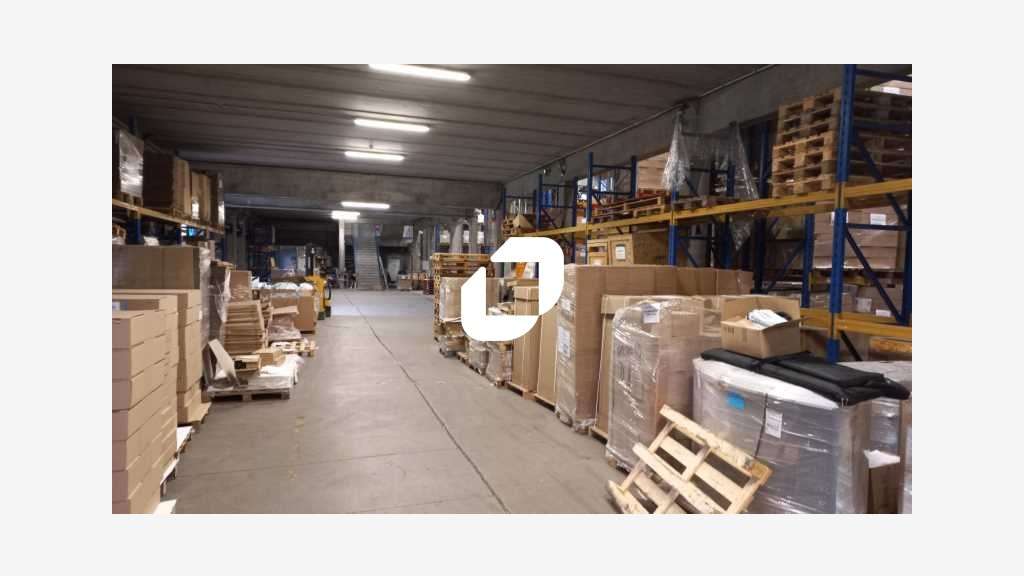 Dans une belle zone industrielle en IDF EST à prox