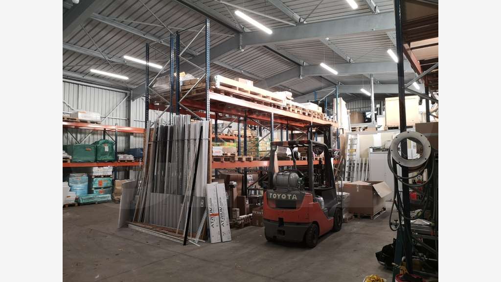 AV bâtiment de 372m² accès RN immédiat à Pontivy