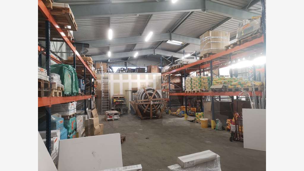 AV bâtiment de 372m² accès RN immédiat à Pontivy