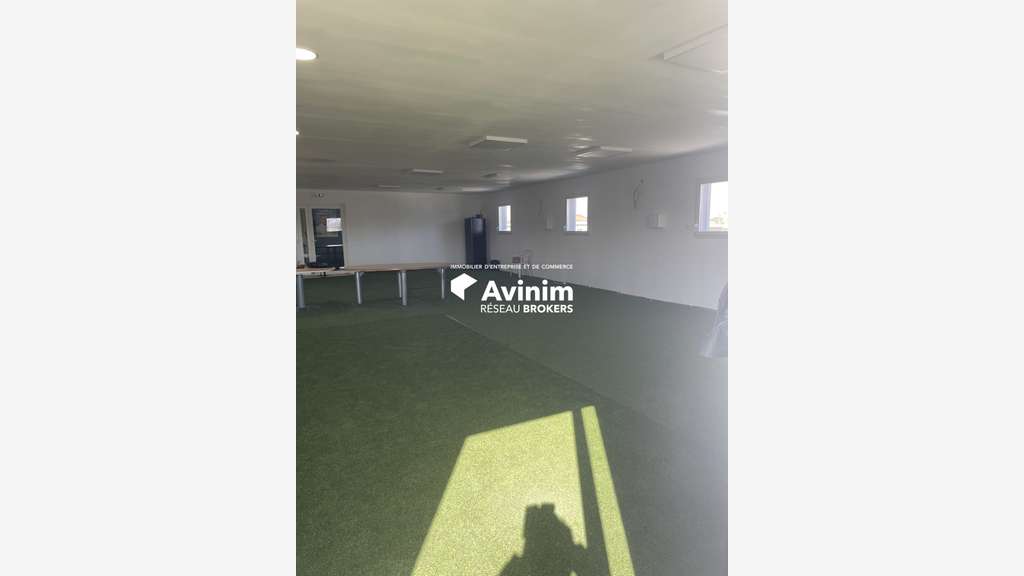 A louer grand local 170m² centre Saint-Victoret