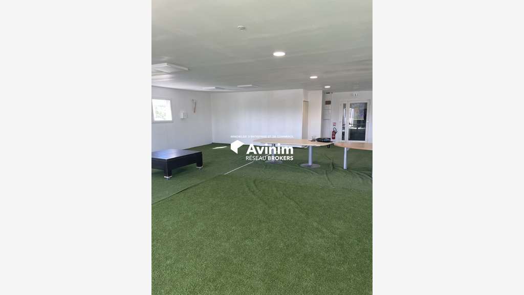 A louer grand local 170m² centre Saint-Victoret