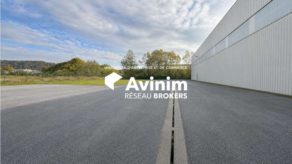 Bâtiment logistique 12 150m² à louer dans le 76