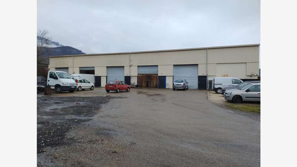 A louer local industriel ZA St-Vincent-de-Mercuze