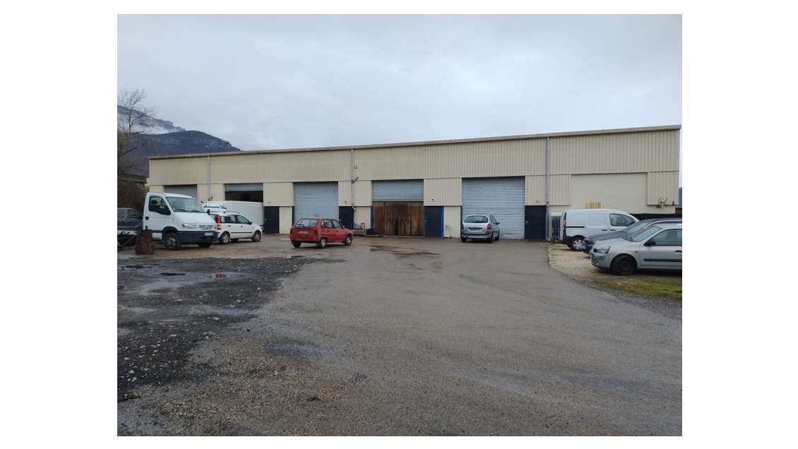 à louer SAINT VINCENT DE MERCUZE Local industriel 