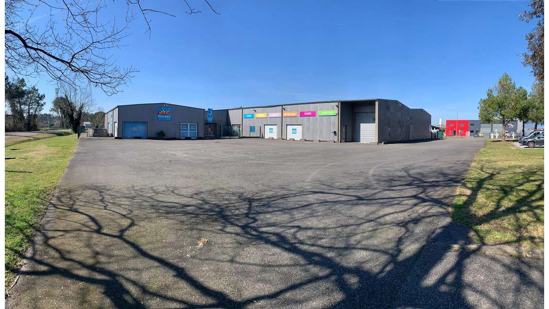 Ensemble immobilier à forte visibilité 2 517m²