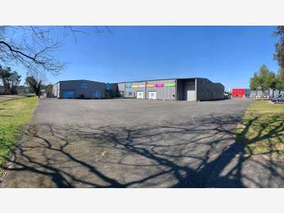 Ensemble immobilier à forte visibilité 2 517m²
