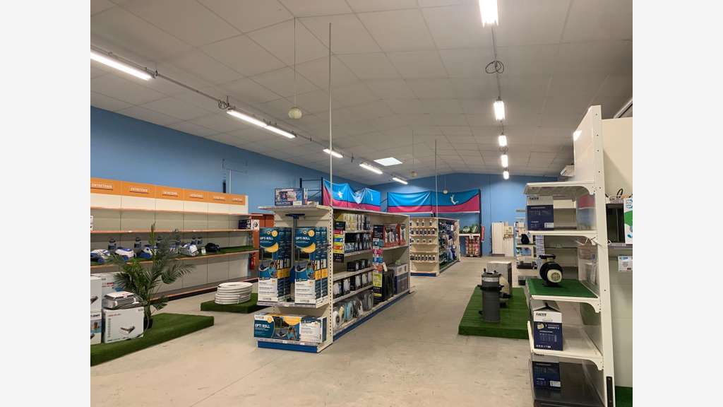 Ensemble immobilier à forte visibilité 2 517m²