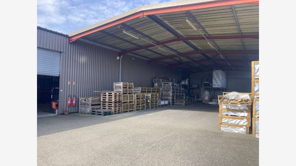 Ensemble immobilier à forte visibilité 2 517m²