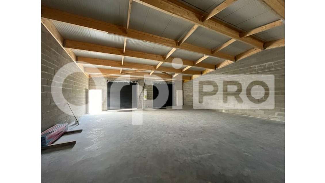 Entrepôt neuf à louer proche voie rapide St-Vivien