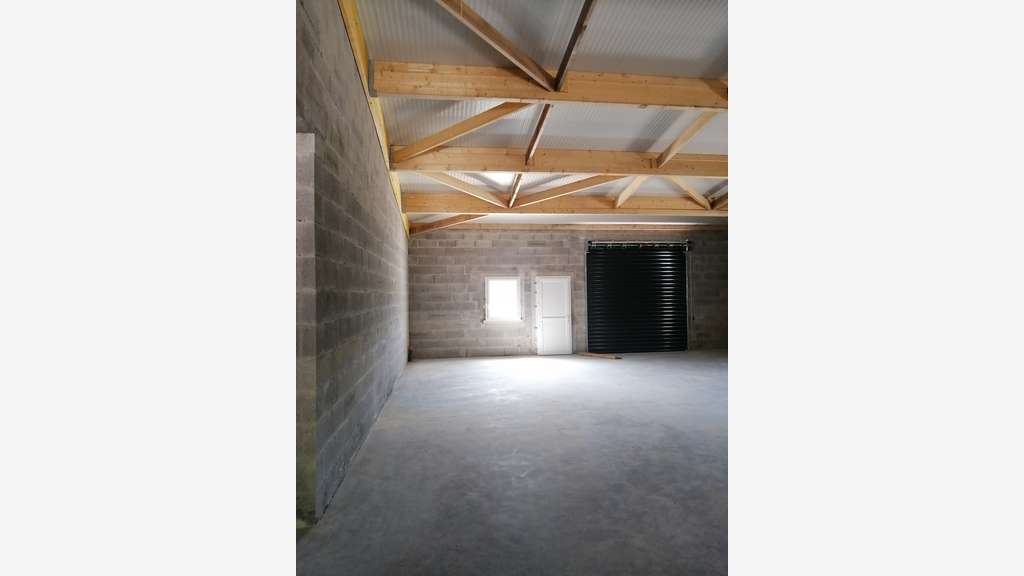 A louer Atelier traversant 176m² à La Rochelle Sud