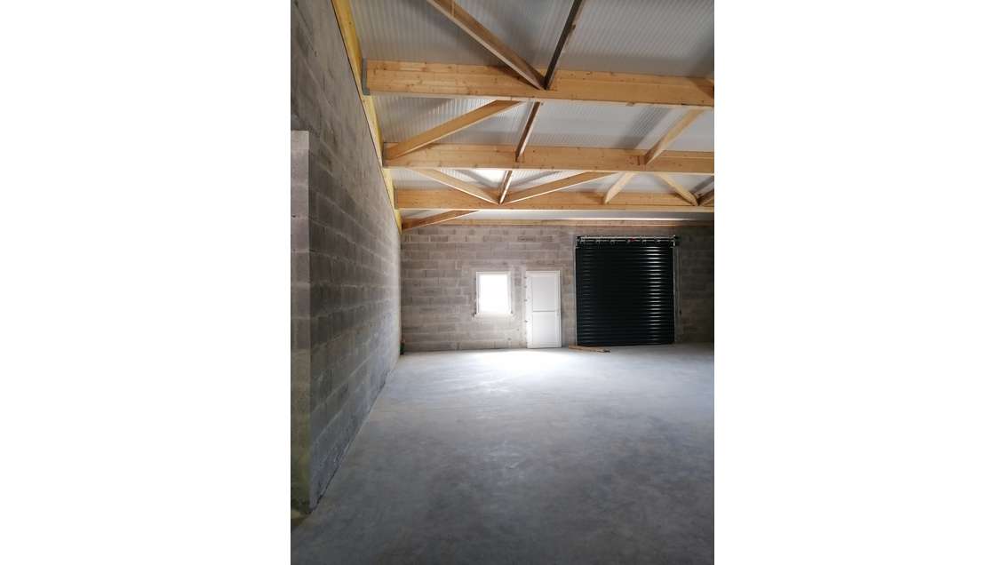 A louer Atelier traversant 176m² à La Rochelle Sud