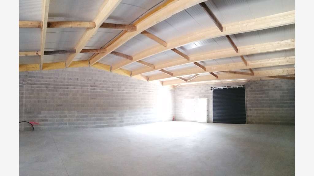 A louer Atelier traversant 197m² à La Rochelle Sud