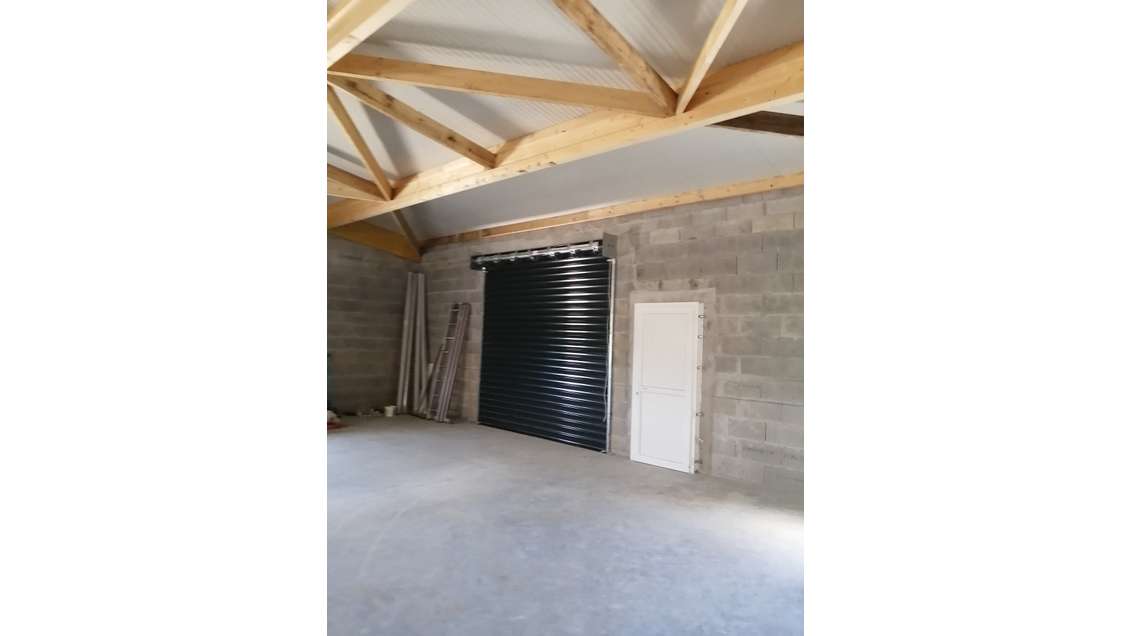 A louer Atelier traversant 197m² à La Rochelle Sud