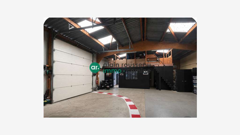 A LOUER - LOCAL ACTIVITE ENVIRON 210 M² - SAINTES-