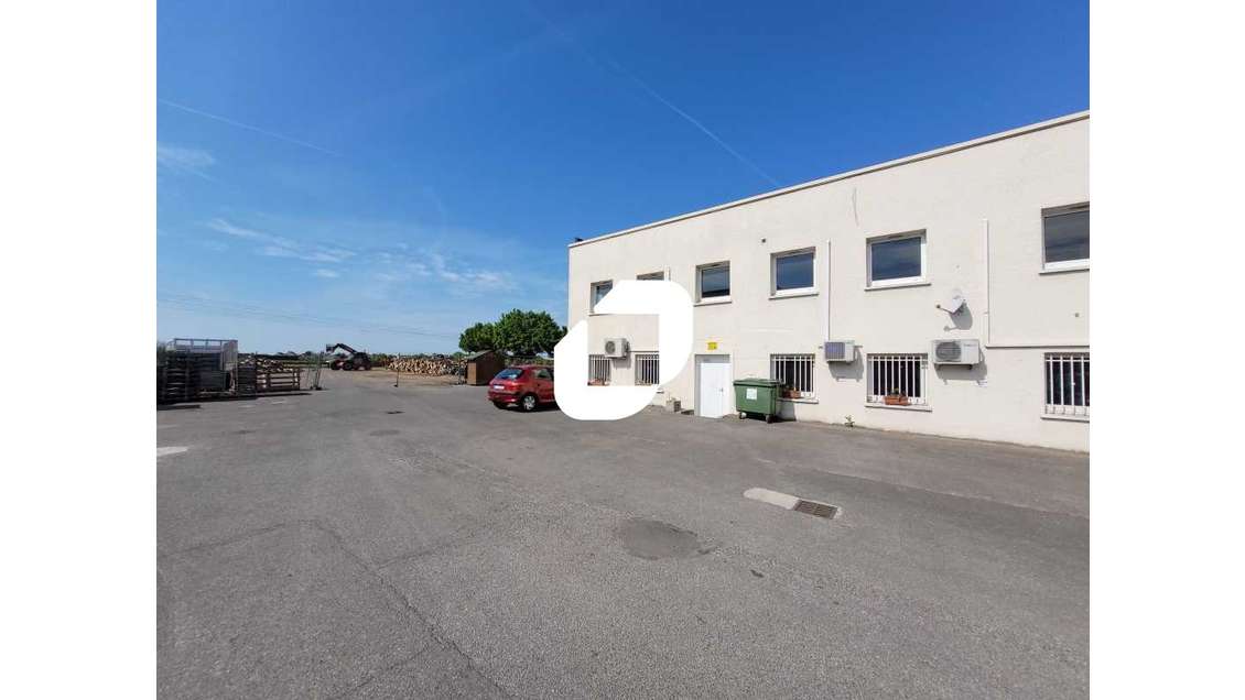 Situé à proximité de la Nationale N104 dans la ZAC