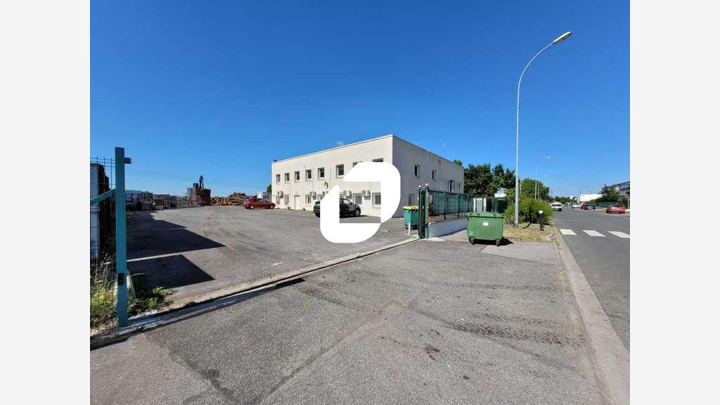 Situé à proximité de la Nationale N104 dans la ZAC
