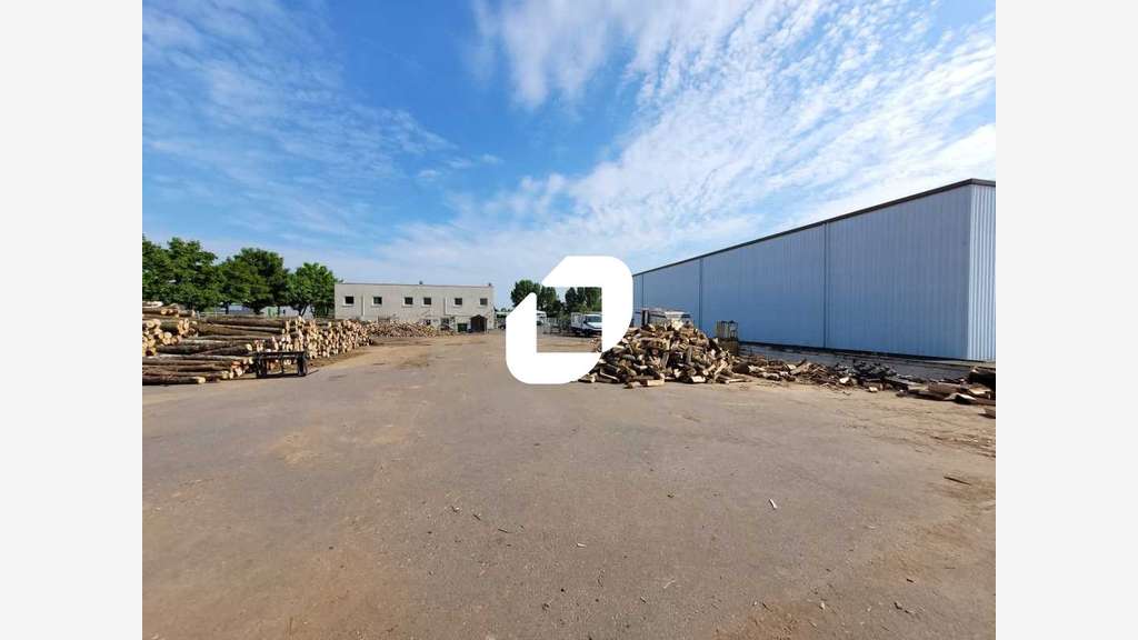 Situé à proximité de la Nationale N104 dans la ZAC