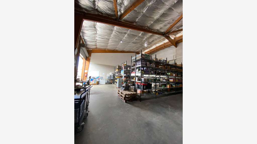 Loue local d'activités récent 265m² à Sainte-Luce