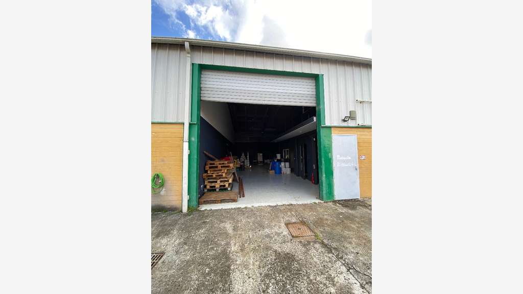 Loue local d'activités de 170m² en Zac Sainte-Luce