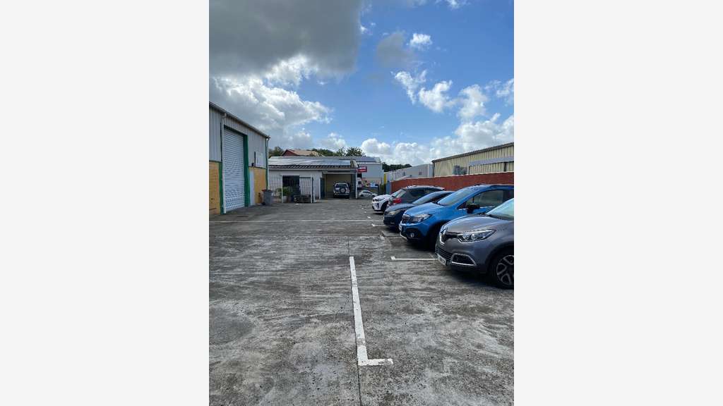 Loue local d'activités de 170m² en Zac Sainte-Luce