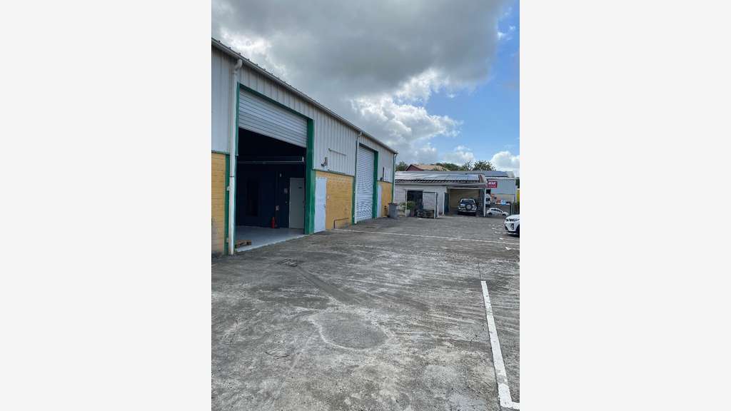 Loue local d'activités de 170m² en Zac Sainte-Luce