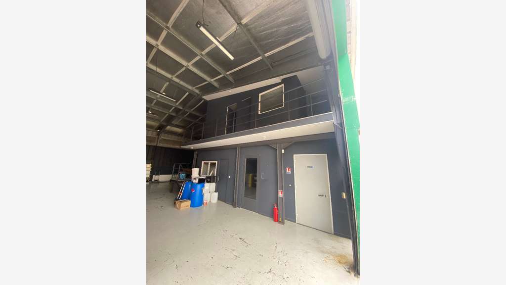 Loue local d'activités de 170m² en Zac Sainte-Luce