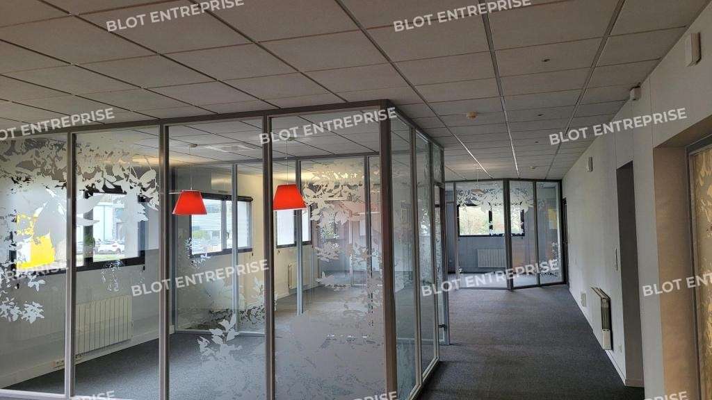 A louer locaux d'activités 1500m² à Sainte Luce