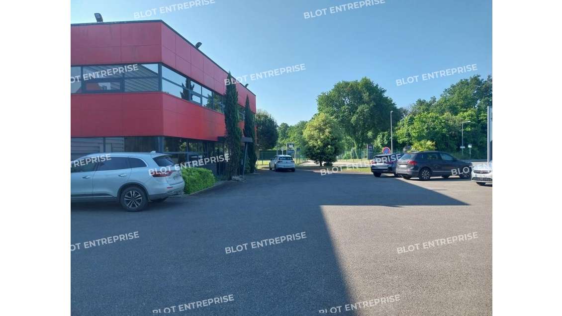 Loue locaux d'activités 800m² Ste Luce sur Loire
