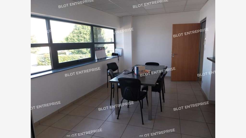Loue locaux d'activités 800m² Ste Luce sur Loire