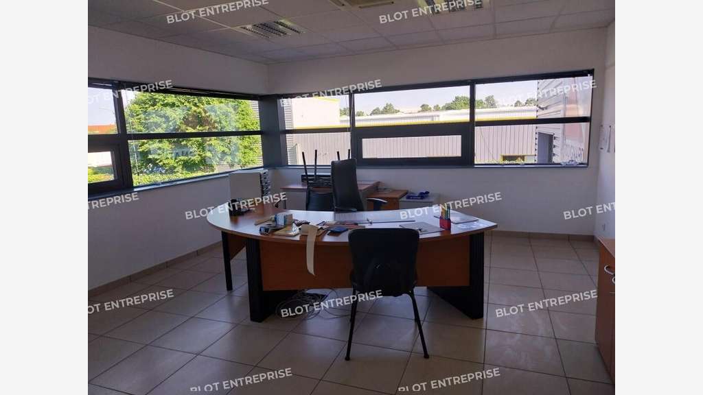 Loue locaux d'activités 800m² Ste Luce sur Loire