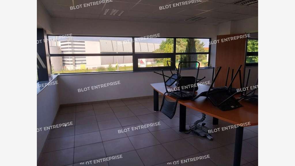 Loue locaux d'activités 800m² Ste Luce sur Loire