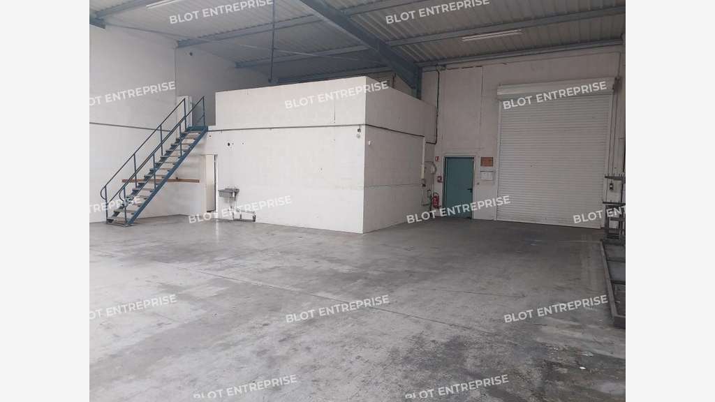 À LOUER - LOCAUX D'ACTIVITÉS - 882 M² - SAINTE LU
