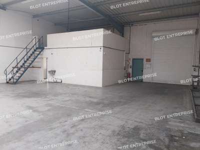 À LOUER - LOCAUX D'ACTIVITÉS - 882 M² - SAINTE LU