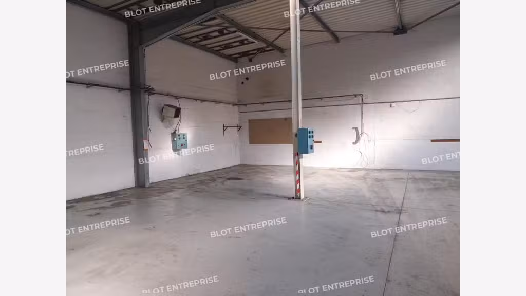 À LOUER - LOCAUX D'ACTIVITÉS - 882 M² - SAINTE LU